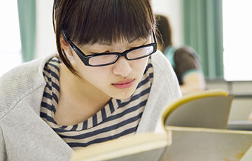 岩国基地の「基地内大学」　日本人新入生が減少し続けている理由は？